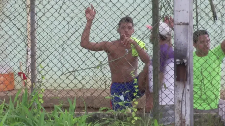 Detenidos fabrican artesanías con basura reciclada en la cárcel