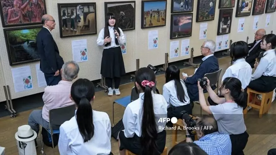 Sobrevivientes de Hiroshima escuchan a estudiantes