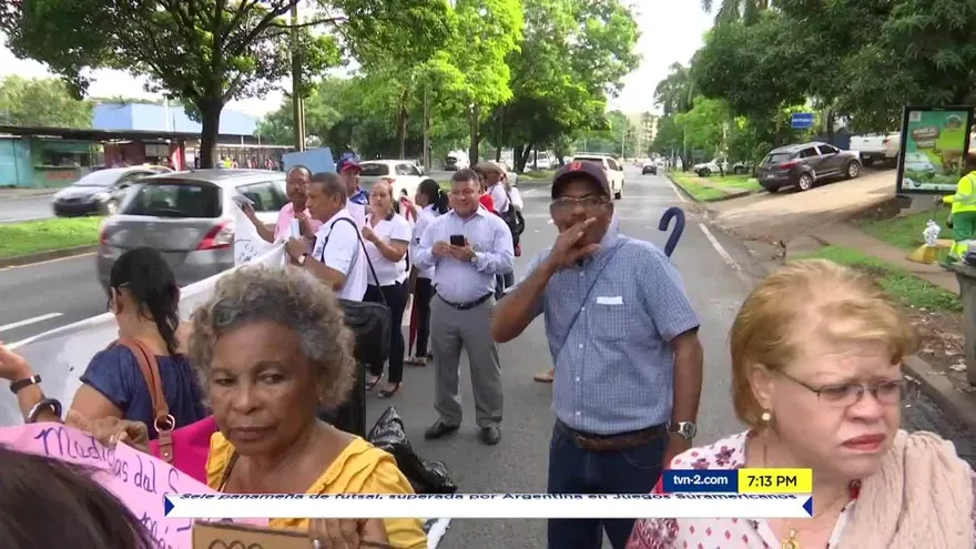 Protestan pacientes afectados por dietilenglicol