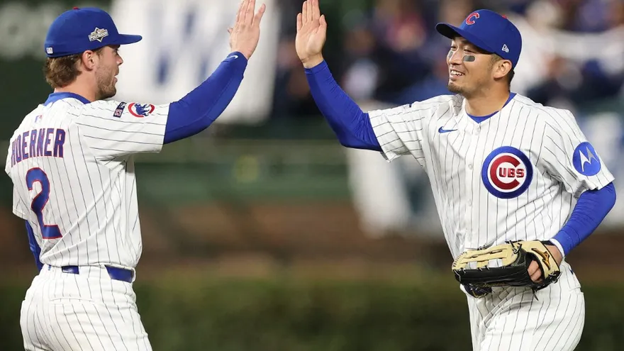 Seiya Suzuki (d) y Nico Hoerner (i) celebran