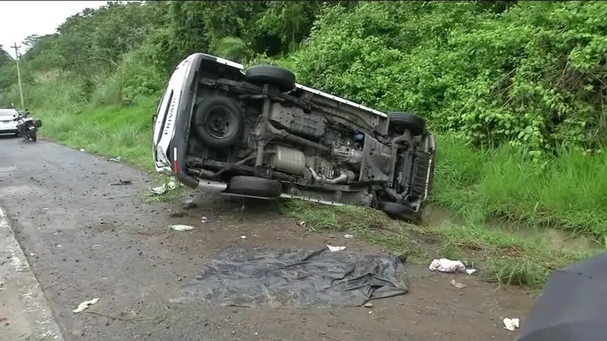 Cinco heridos tras colisión y vuelco en vía Centenario
