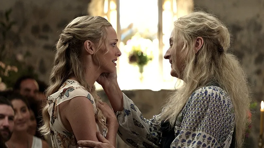 Un fotograma de "Mamma Mia! Here We Go Again", que muestra a Amanda Seyfried y Meryl Streep.