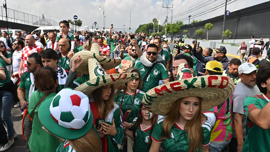 Fanáticos mexicanos llegan a estadio
