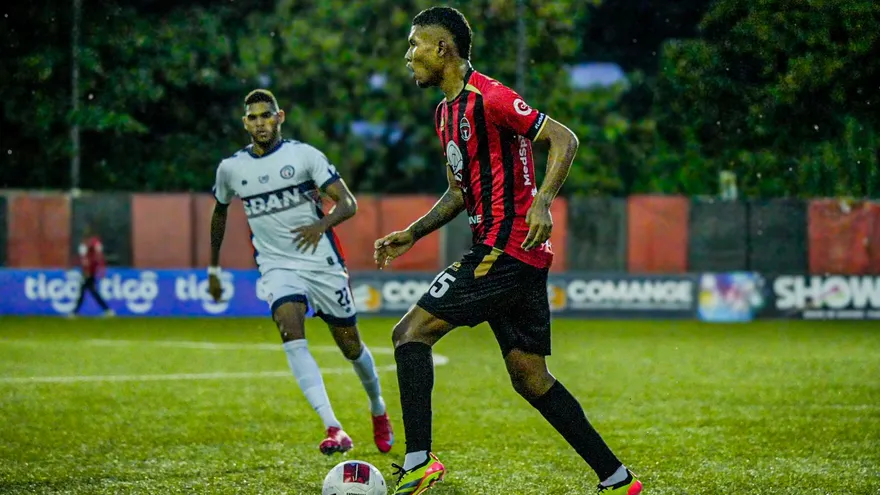 Sporting San Miguelito y SD Atlético Nacional en acción