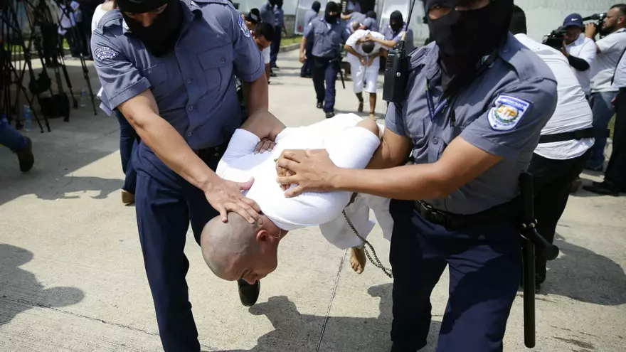 El Ministerio de Seguridad señaló en un comunicado que los pandilleros dirigían desde la prisión de Izalco (oeste) "atentados contra el personal de seguridad pública y la población salvadoreña en general"