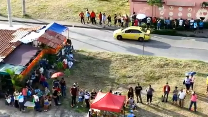 Largas filas en agroferia en Don Bosco