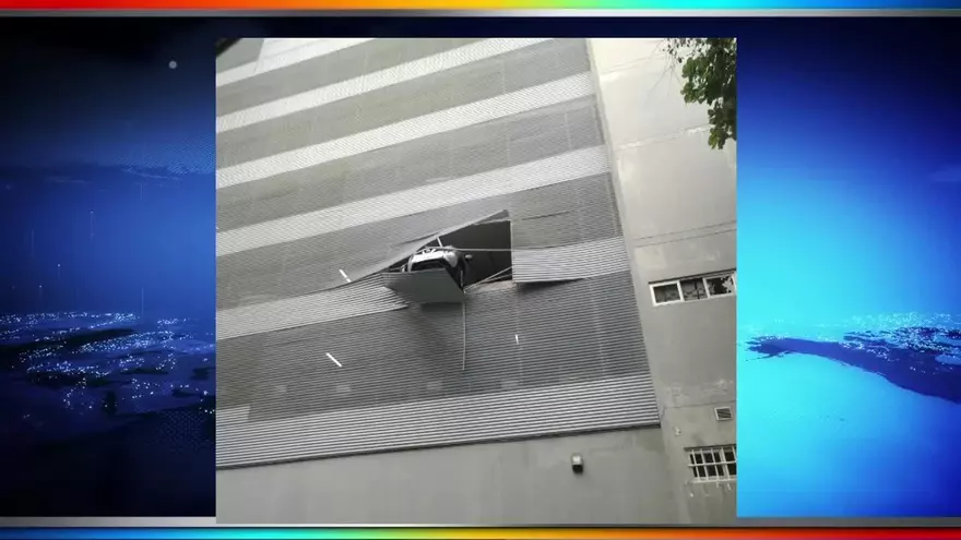Vehículo por poco cae de un edificio en Transístmica