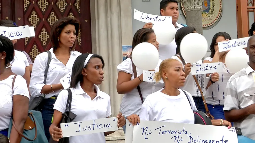 Padres de estudiantes detenidos del Instituto Nacional, por el delito de terrorismo, protestan para solicitar se cumpla el dialogo, debido proceso y garantías con respecto a sus hijos.