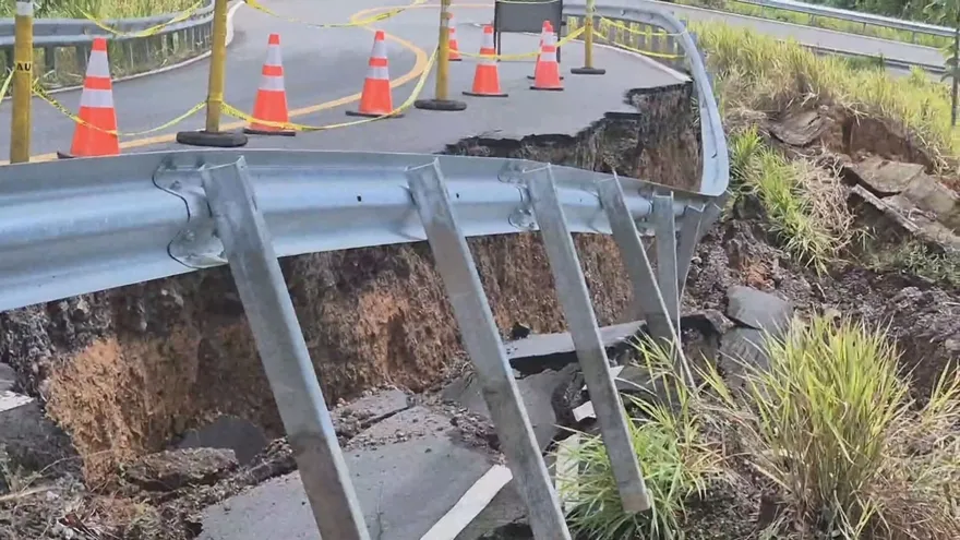 Continúan los trabajos de reparación en la vía.