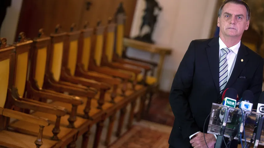 El presidente electo de Brasil, Jair Bolsonaro, ofrece declaraciones a los medios de comunicación