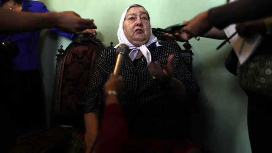 La presidenta de las Madres de la Plaza de Mayo de Argentina, Hebe Bonafini (c).