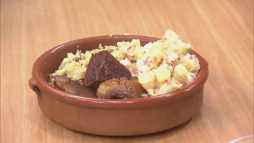 Alexis nos cocina una exquisita lechona con arroz con guandú y ensalada de papas