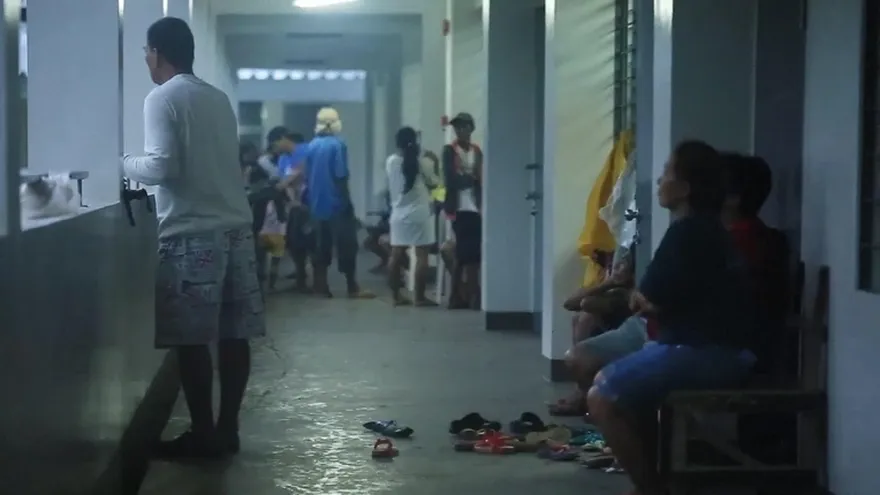 Decenas de miles de filipinos huyen del tifón de Navidad