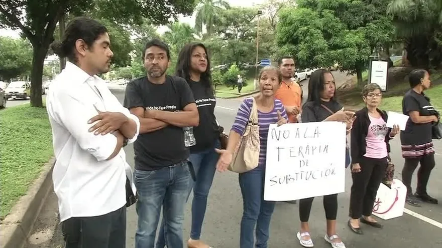 Pacientes crónicos protestan frente a la CSS; cierran la vía Transístmica