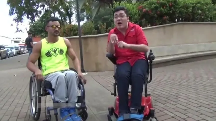 Juanpi se aventura en silla de ruedas en Chiriquí