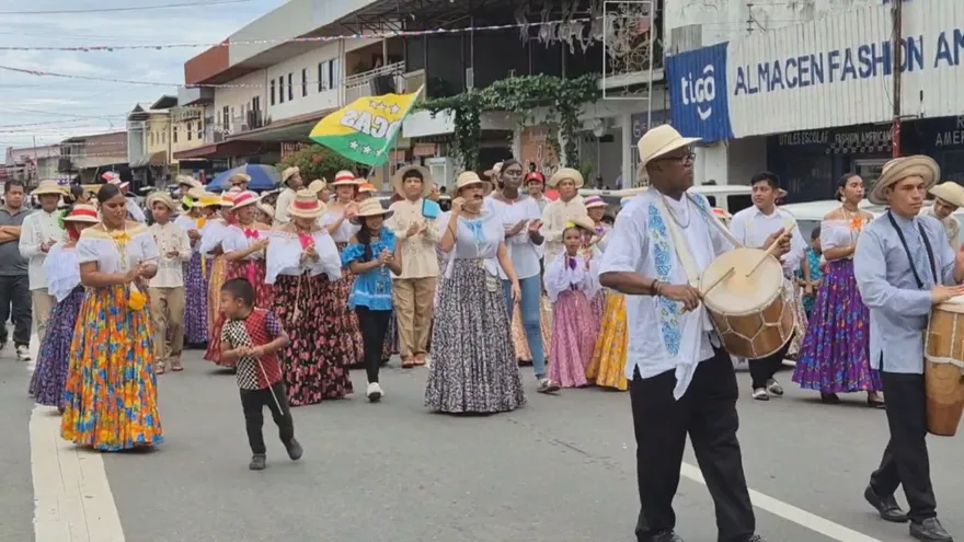 Tradición y alegría llenan las calles de Chanquinola durante el desfile del 10 de noviembre.