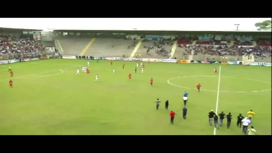 Gol de Rolando Blackburn (Comunicaciones) anotado a José Calderón (Coatepeque)