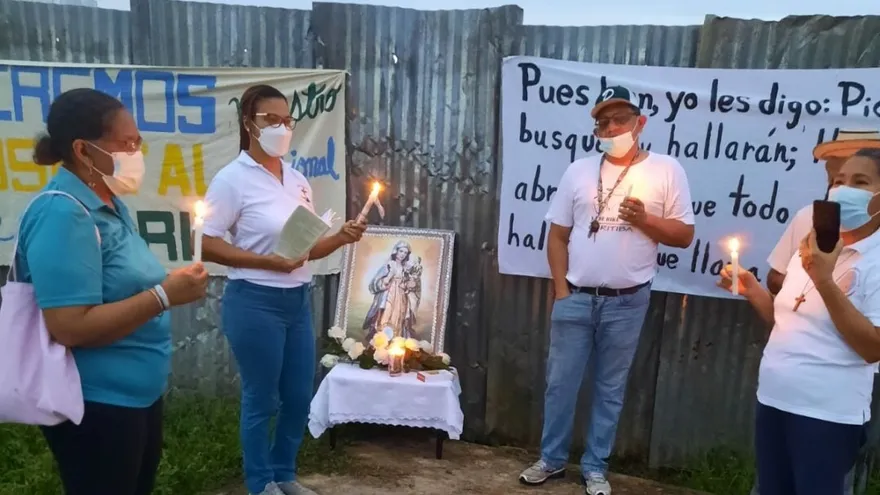 La comunidad de Darien hace vigilia para pedir al gobierno retomar proyecto de hospital abandonado.