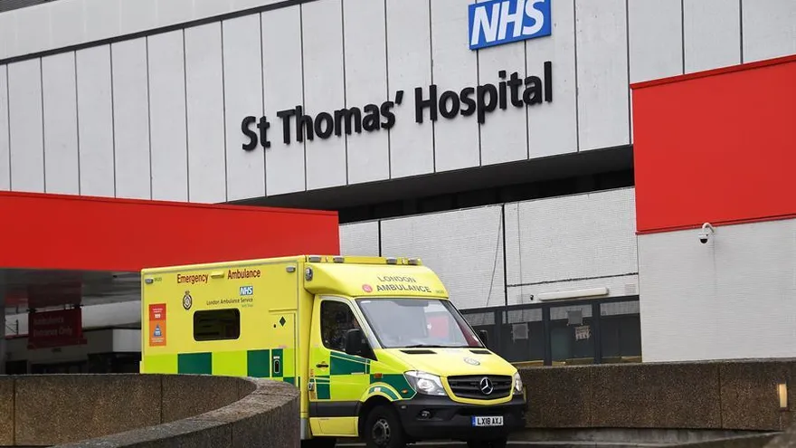 Johnson 'continúa mejorando' en cuidados intensivos, según Downing Street