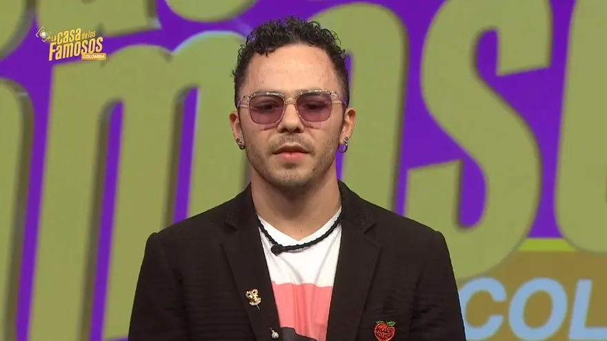 Sebastián sale de la casa