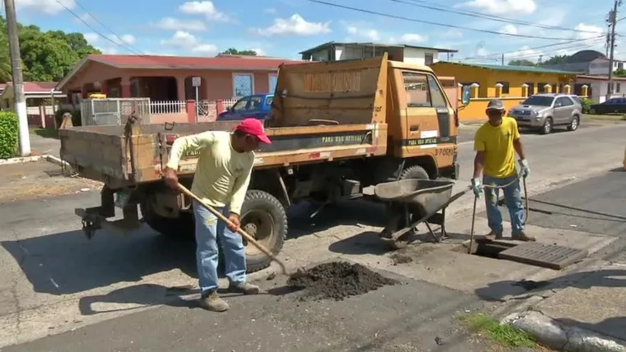 Alcantarillas son depósito de basura y concreto en Panamá