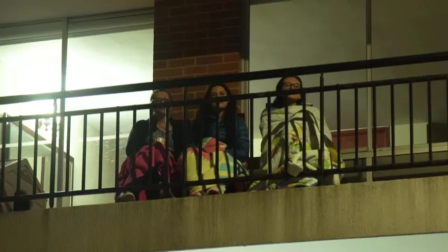 Colombianos ven cine desde sus balcones para alegrar el confinamiento