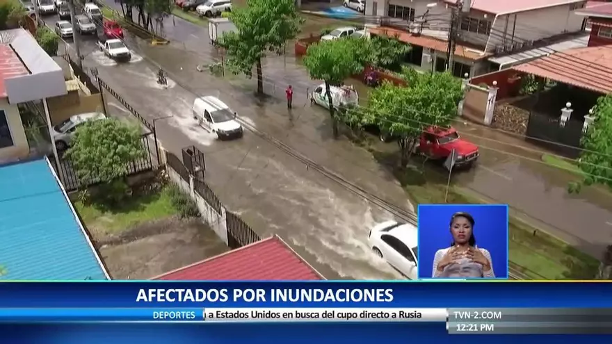 Diversas calles  de Panamá inundadas tras las  lluvias