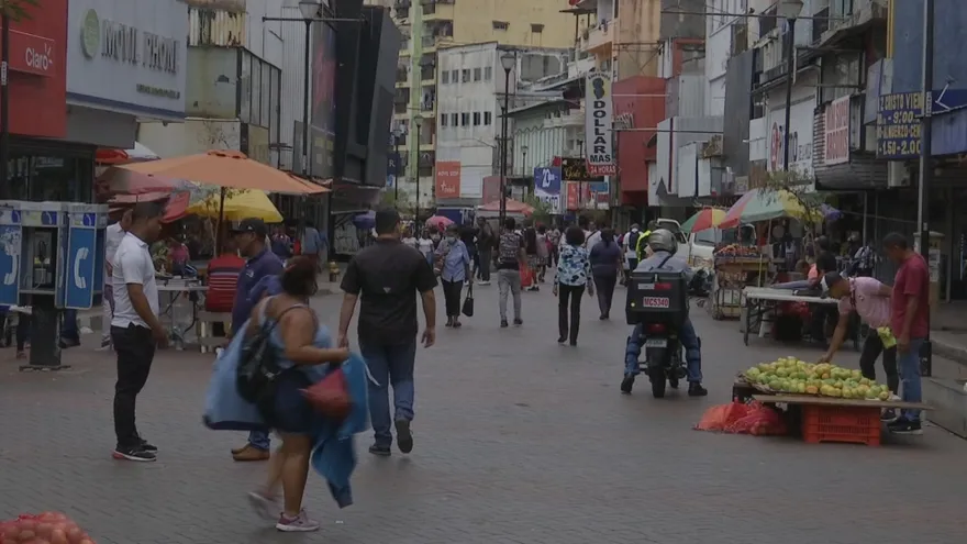 Peatones y comerciantes conviven en la Avenida Central de Panamá