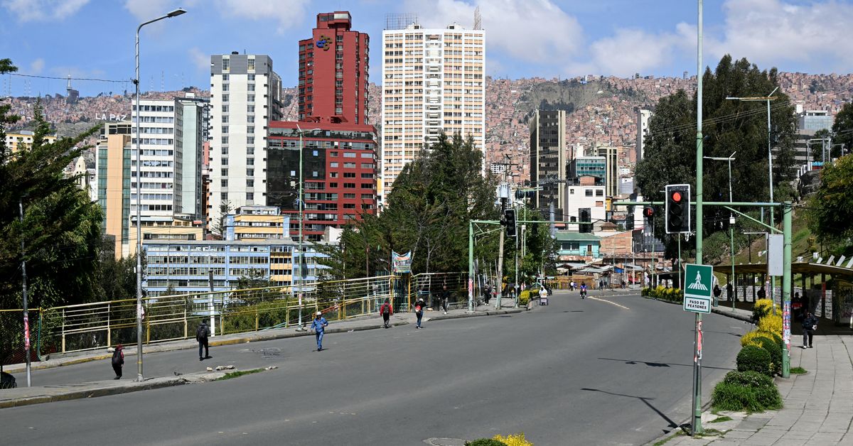 Choferes paralizan dos ciudades de Bolivia en protesta por venta de gasolina contaminada