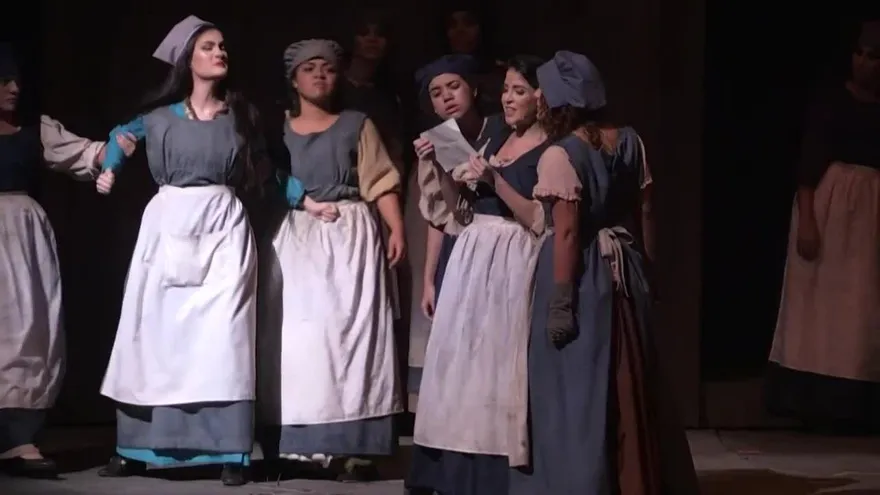 "Resistencia" frente a la crisis, el eco de "Los Miserables" en Caracas