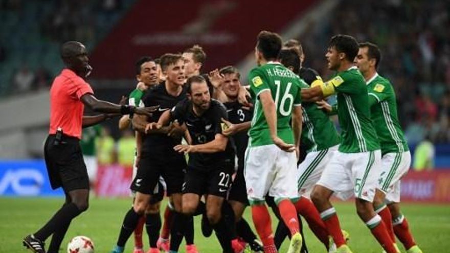 Jugadores de México y Nueva Zelanda en confrontación.