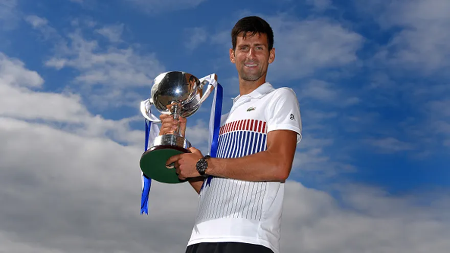 Novak Djokovic con el trofeo del torneo de Eastbourne