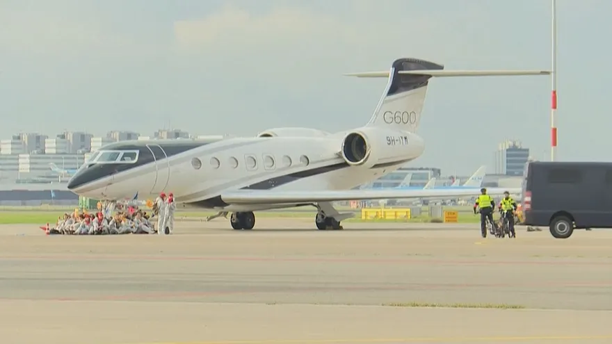 Cientos de detenidos en protesta ecologista en aeropuerto de Ámsterdam