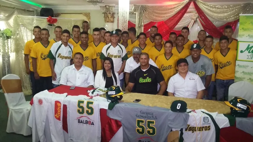 Equipo juvenil de Panamá Oeste recibió sus indumentarias de local y visitante