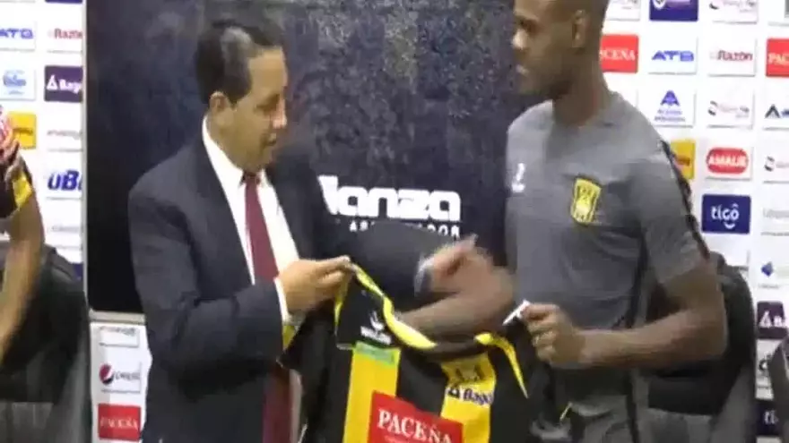 Presentación de Adolfo Machado con The Strongest