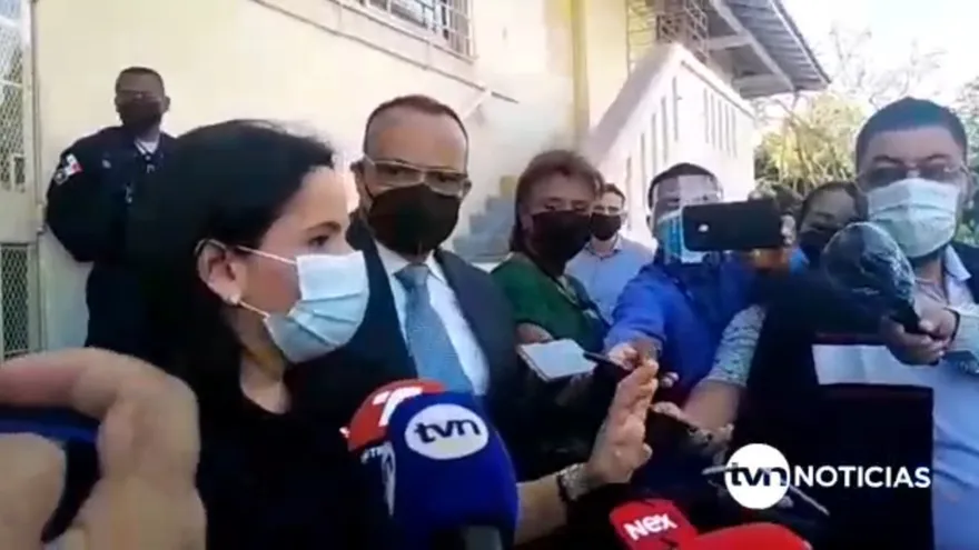 Ministra del Mides presenta querella y evade responder tras cuestionamientos por caso de albergues