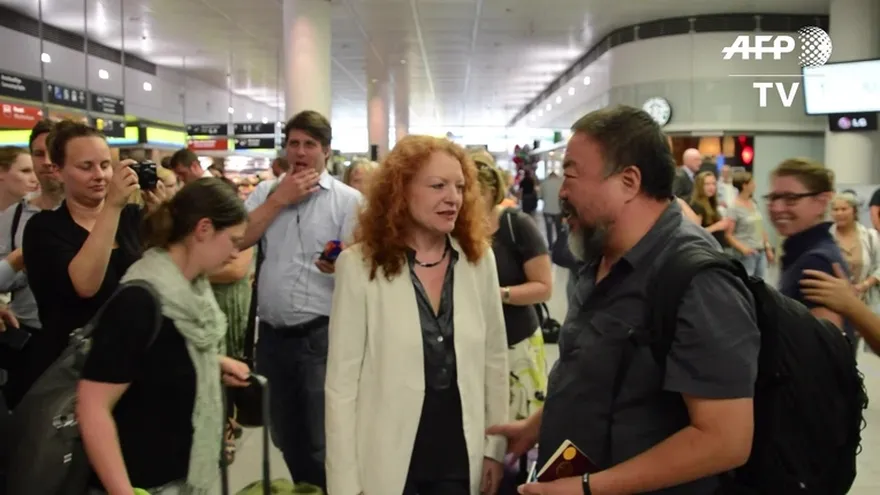 Artista disidente Ai Weiwei logra salir de Pekín