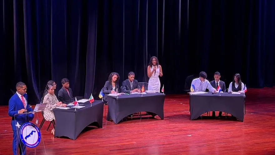 El evento "Juventudes que Dialogan: Debate de Alto Nivel”, realizado en el Centro de Arte y Cultura de Colón