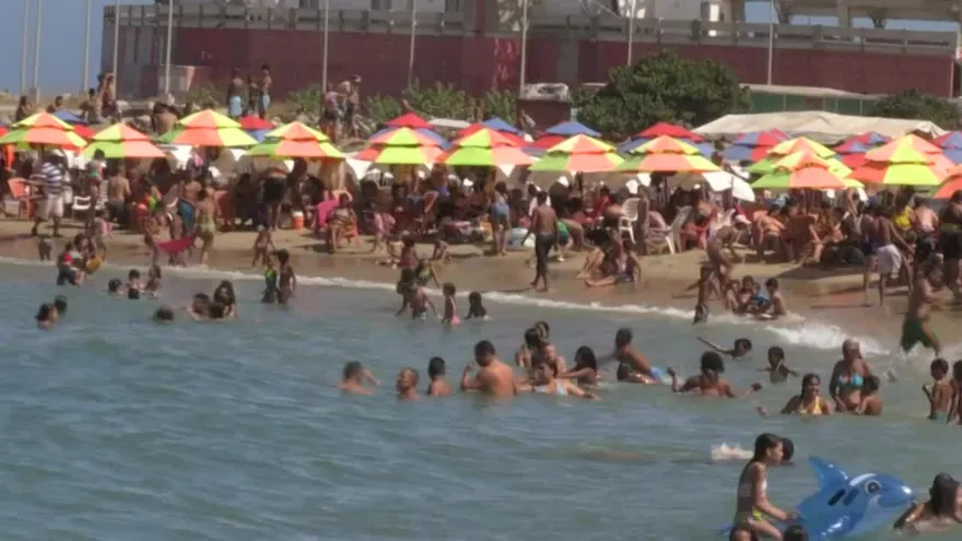 En la playa en Venezuela: alcohol, reguetón y "ningún cambio" en el horizonte