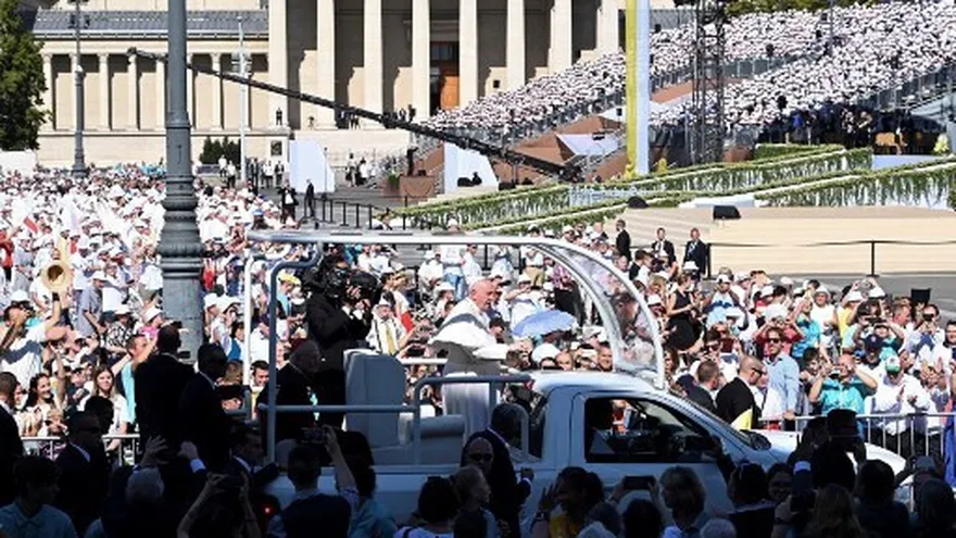 El papa Francisco sobre el papa móvil.