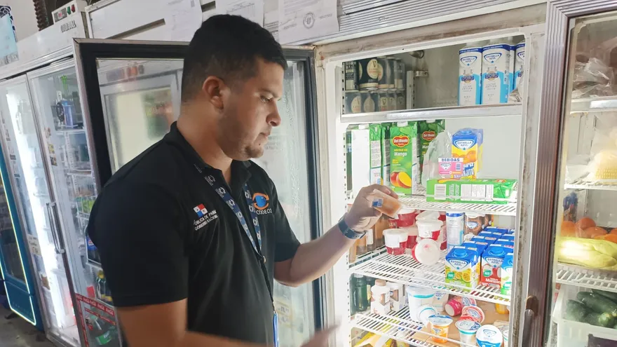 Además de los productos vencidos, los inspectores hallaron uso indebido del tanque de gas de 25 libras