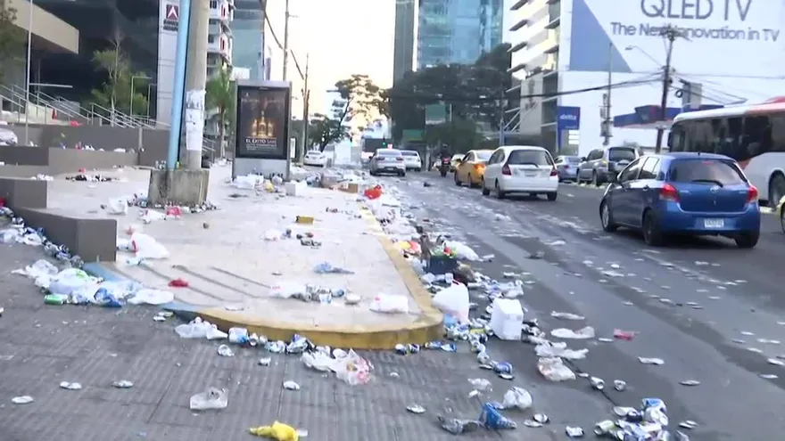 La basura inunda la capital en medio de la celebración