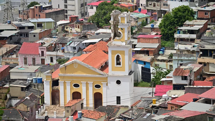 Vista de la iglesia de La Guaira, que sufrió severos daños tras los dos terremotos del 24 de junio.