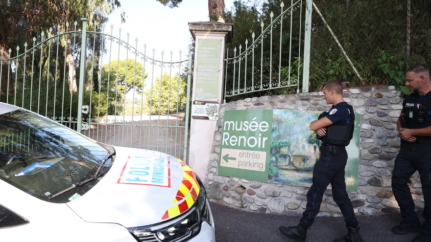 La Policía patrulla frente a la entrada del Museo Renoir después de que cuatro pinturas, valoradas en conjunto en nueve millones de euros, fueran robadas durante un asalto
