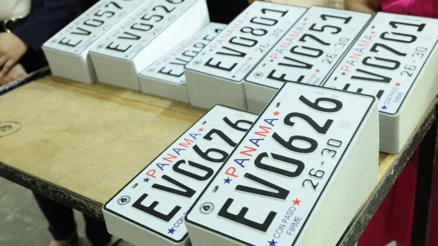 Placas vehiculares 2026-2030 con el lema del gobierno "Con Paso Firme"