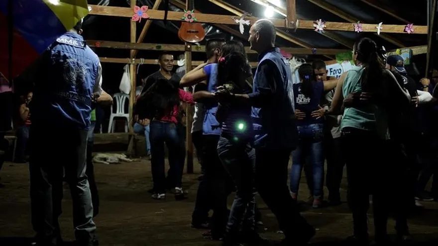 El gobierno de Colombia se mostró preocupado por la conducta de integrantes de la misión de la ONU a los que se grabó bailando con guerrilleros de las FARC.