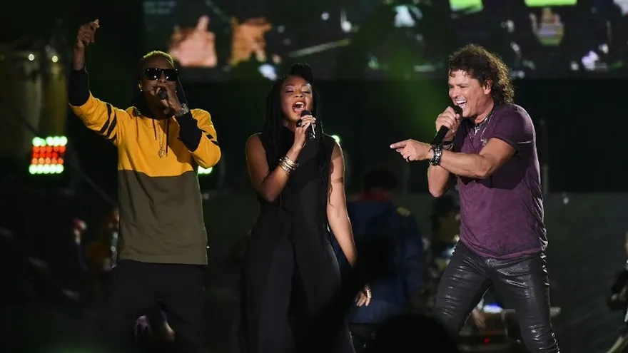 El cantante colombiano Carlos Vives y Choquibtown durante el concierto Vives y Amigos en el estadio El Campín de Bogotá el 13 de agosto de 2015.