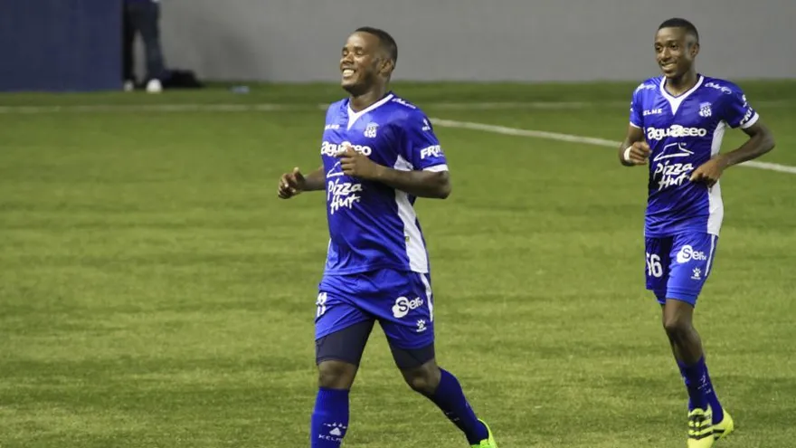 Enrico Small sigue dando batalla por el título de goleo