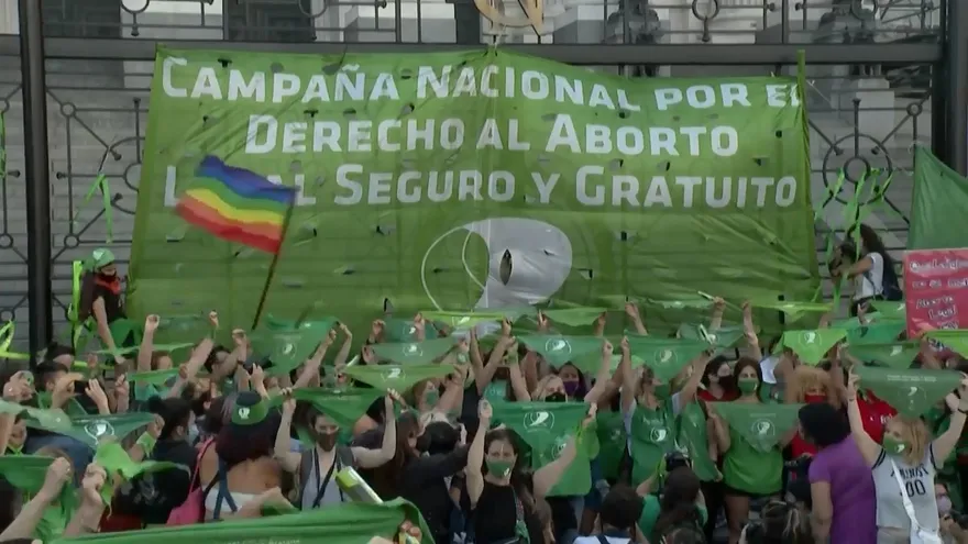 "¡Aborto legal ya!", claman mujeres frente al Congreso argentino