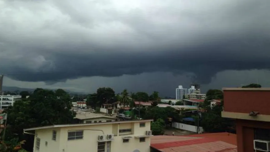 Lluvia, vientos y actividad eléctrica en Panamá y Colón